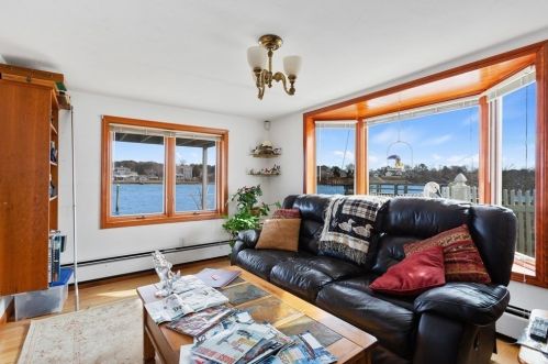 331 Un St, Yarmouth MA 02664-4564 exterior