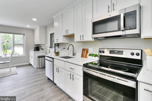 6401 Limerick Ct, Springfield VA  22152-1944 exterior