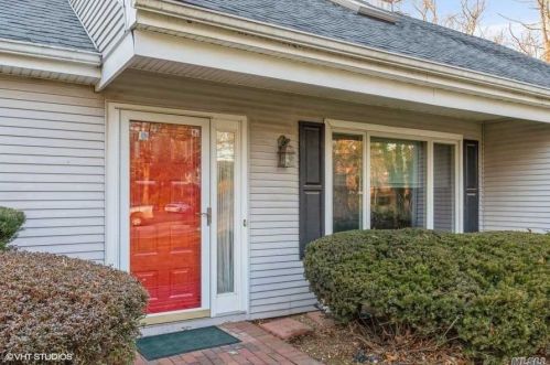 6 Kerri Ct, Huntington Station, NY 11746-2000