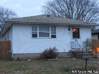 3 Hollywood Dr, Smith Point, NY 11967-3913