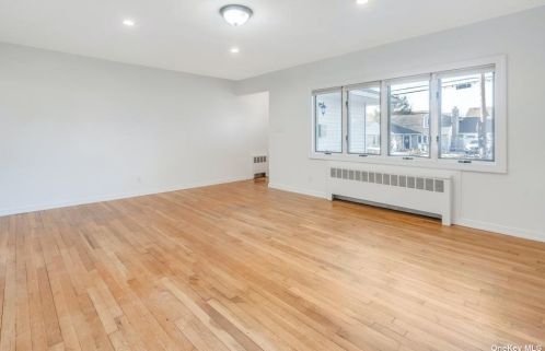 516 Greene Ave, North Lindenhurst, NY 11757-3449