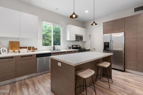 5664 Hazeltine Ave, Van Nuys CA  91423-2832 exterior