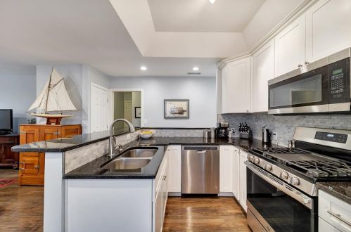 6433 Calmont Ave, Fort Worth TX 76107-5237 exterior