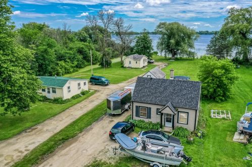 25011 Loomis Rd, Waterford WI  53185-1419 exterior