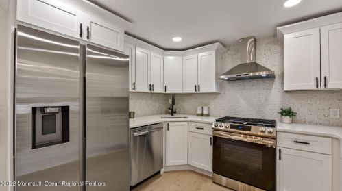 95 Roosevelt Cir, Tinton Falls NJ  07701-5824 exterior