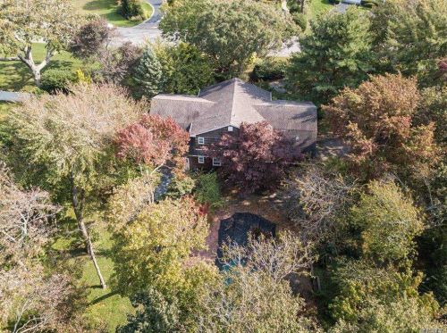9 Tern Ct, Bayshore, NY 11706-7528