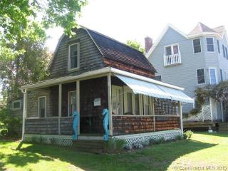 4 Valley St, Waterford, CT 06385-3617