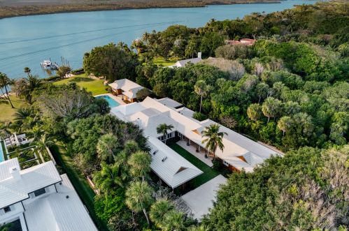318 Beach Rd, Hobe Sound, FL 33455-2605