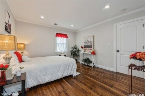 1805 Grant Ave, Seaford NY  11783-2318 exterior