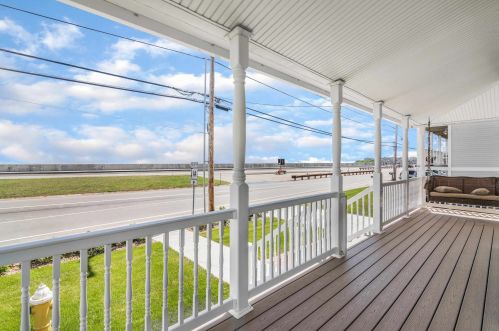 607 Ocean Blvd, Hampton NH  03842-4335 exterior