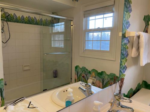 1947 Glen Oaks Ln, Thiensville WI  53092-2903 exterior