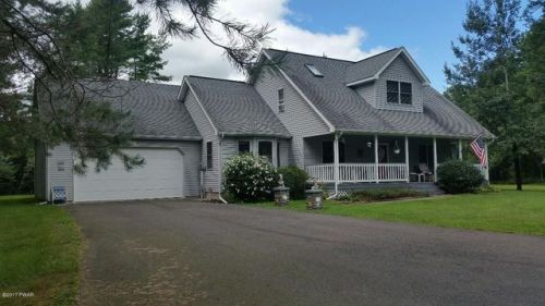 8 Mulcare Ln, Waymart, PA 18472-9501