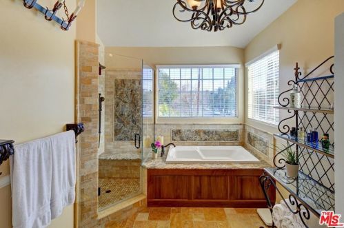 5100 Noble Ave, Van Nuys CA 91402-4509 exterior