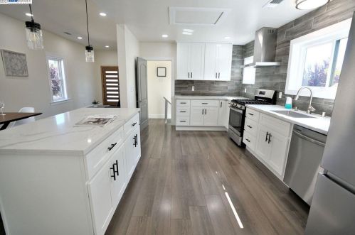 836 47th St, Oakland CA  94608-3202 exterior