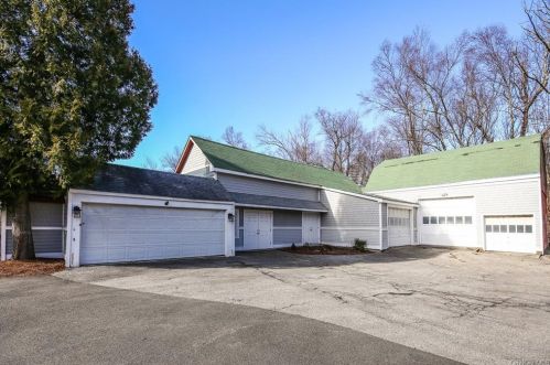 221 Oscawana Lake Rd, Tompkins Corners NY  10579-2600 exterior