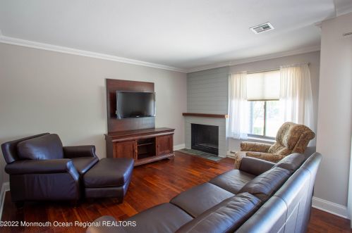 3 Belmont Ct, Tinton Falls, NJ 07701-5412