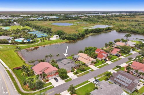 920 203rd Ave, Hollywood FL  33029-3439 exterior