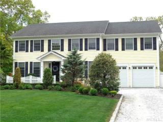 28 Spruce St, Selden, NY 11784-2021