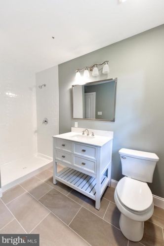 5 Holly Ct, Blenheim NJ  08012-5303 exterior