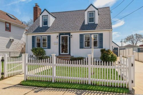 11 Bristol St, North Lindenhurst, NY 11757-4104