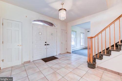 2 Fran Ave, Trenton, NJ 08638-1402