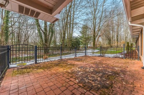 4106 Bristol Ln, New Castle PA  16105-4454 exterior