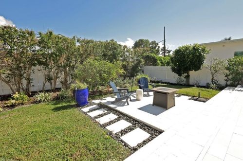 10062 Vanderbilt Dr, Naples FL  34108-2102 exterior