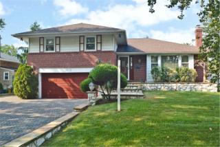 913 Bromton Dr, Westbury, NY 11590-5427