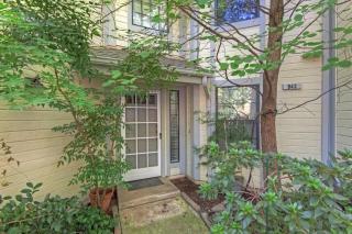 943 Foxhill Dr, Fresno, CA 93720-1221