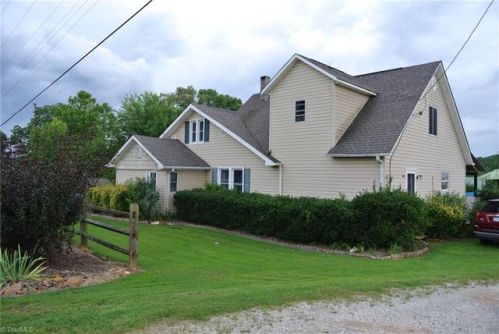 8699 Pine St, Lowgap, NC 27024-7140