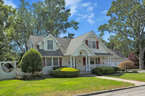 24 Harbor Ave, Islip Manor, NY 11751-4207