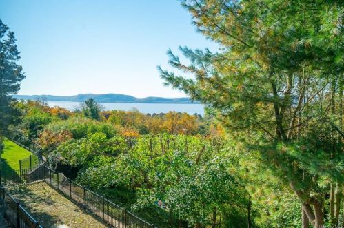 141 Cedar Ln, Crotonville, NY 10562-2405