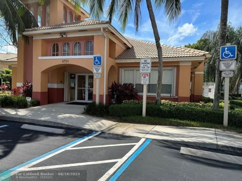 8572 23rd Ct, Hollywood FL  33025-2093 exterior