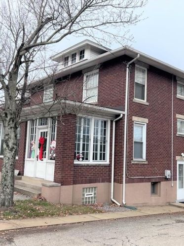 109 1st St, Jeannette, PA 15644-3329
