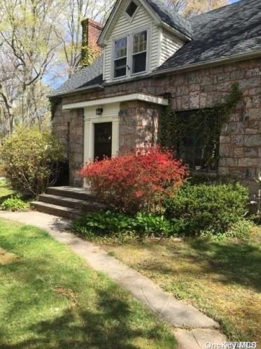 2 Greentree Ct, Northport NY  11768-2211 exterior