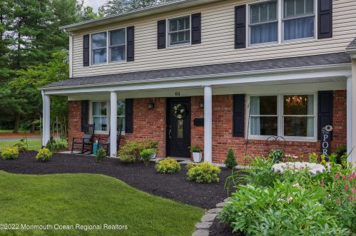 64 Warren Pl, Middletown, NJ 07748-1033
