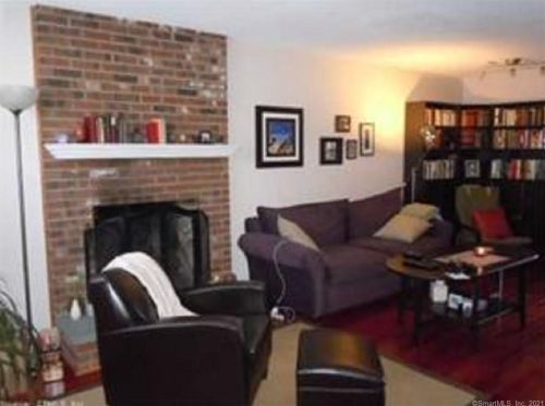 1 Windwood Dr, Windsor Locks, CT 06096-1610