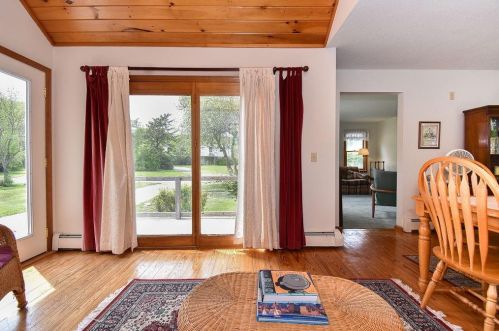 38 Noble St, South Kingstown RI  02882-3941 exterior