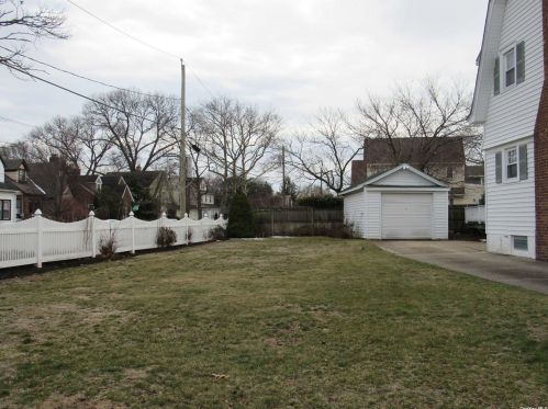 150 Sherman St, Lynbrook, NY 11563-2047