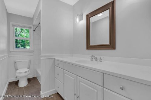 33 Pelican Rd, Middletown NJ  07748-3237 exterior