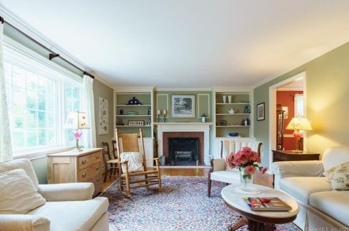 61 Carriage Dr, Waterbury CT  06708-3309 exterior