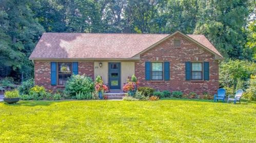 215 Summerglen Dr, Asheville, NC 28806-9598