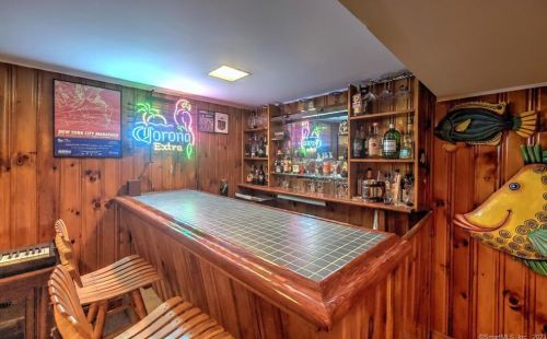 51 Westwood Rd, Milford CT  06461-2752 exterior