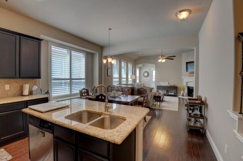 3513 Treetop Dr, Euless, TX 76040-1109