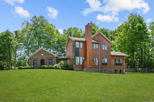1797 Little Britain Rd, Rock Tavern, NY 12575-5275