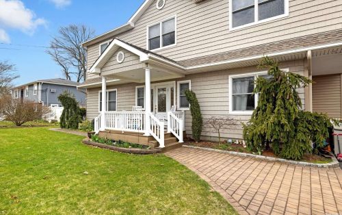 194 Hudson Ave, Lake Grove, NY 11755-3036