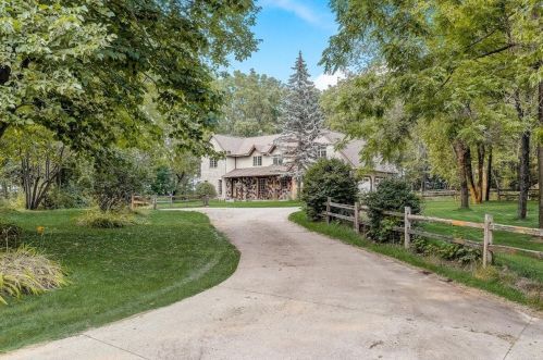 1374 Stand Hill Cir, West Bend, WI 53090-8209