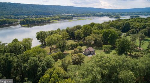 1505 Broadway Ln, Water Gap, PA 17018-9773