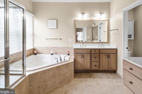 5737 Waterloo Bridge Cir, Haymarket VA  20169-8117 exterior