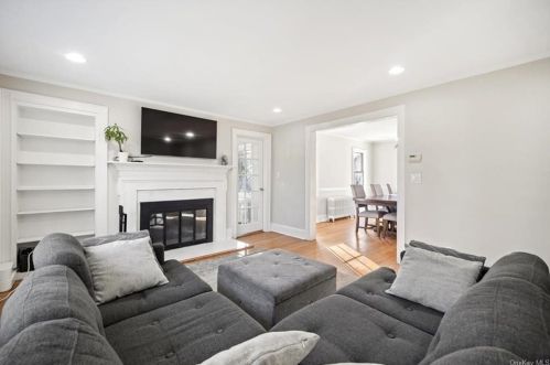 2 Tennyson St, Hartsdale NY  10530-1319 exterior